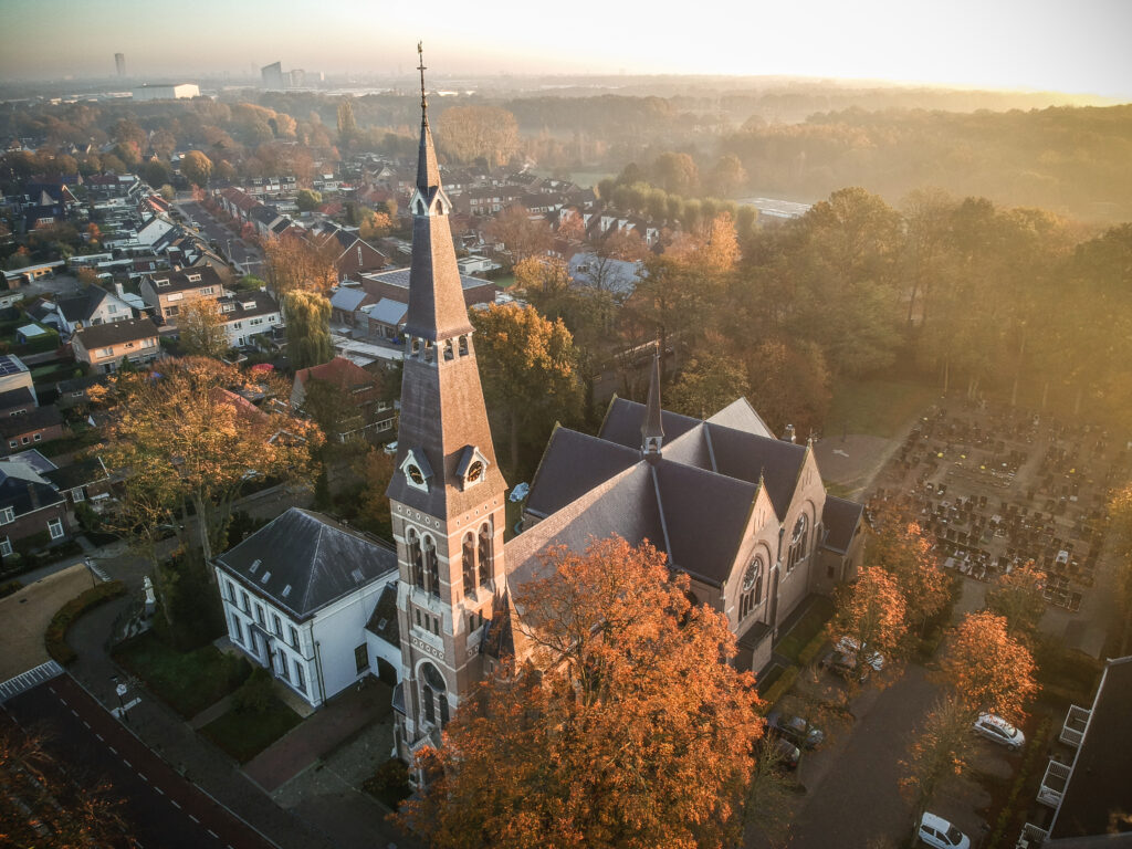 Rielse kerk met zonsopgang